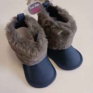 𝅺BABY faux fur boots Size 3 ( 6-9 months)